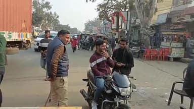 धनौरा: गजरौला चौपला चौकी इंचार्ज ने चलाया चेकिंग अभियान, 9 बाइकों के काटे चालान