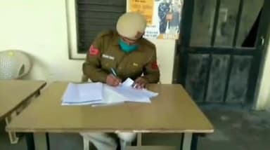 मोरनी: चौधरी धर्म कांटा गांव मढावाला के नजदीक सट्टा लगवाने वाले व्यक्ति को पुलिस ने ₹5740 के साथ पकड़ा, मामला दर्ज