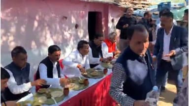 प्रभारी मंत्री तुलसी सिलावट सहित अन्य BJP नेताओ ने पुरा बनवार गांव का दौरा कर PM आवास योजना के हितग्राही के घर खाया खाना