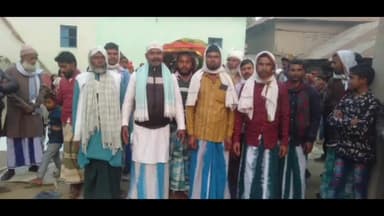 कदवा: नर्गद्दा हजरत बाबा जितेंद्र शाह के उर्स के मौके पर मजार में चादर पोशी की गई।