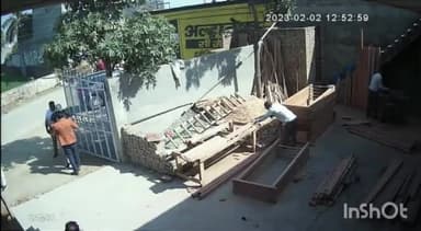 दादरी: कस्बा दादरी में दबंगों ने युवक को खींचकर गाड़ी में डालने का किया प्रयास, घटना सीसीटीवी कैमरे में हुई कैद