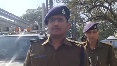 आरा: गिद्धा में कबाड़ी के दुकानदार की हत्या के बाद एएसपी हिमांशु आरा सदर हॉस्पिटल पहुंचे, घटना की जानकारी दी