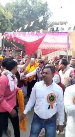 टूंडला: प्रयागराज में हुई NCRMU की बैठक में शामिल होने टूंडला से गए रेल कर्मचारियों ने अपनी मांगों को लेकर प्रदर्शन किया