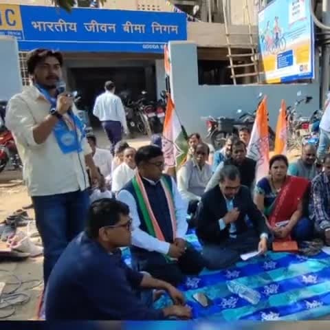 @INCJharkhand के माननीय अध्यक्ष @RajeshThakurINC जी के निर्देशानुसार कांग्रेस जिला अध्यक्ष श्री दिनेश यादव जी के नेतृत्व में गोड्डा जिला स्थित एलआईसी कार्यालय के सामने बड़े पैमाने पर मार्च और विरोध प्रदर्शन किया गया। #adani #congrss