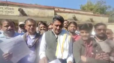 नैनवां: मानदेय सहित अन्य मांगों को लेकर राशन डीलरों ने सीएम के नाम नैनवा एसडीएम को दिया ज्ञापन