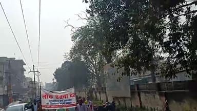गरीबों का घर हो जाने के खिलाफ लोक चेतना दल द्वारा आक्रोश मार्च करते हुए जिलाधिकारी के समक्ष धरना प्रदर्शन करते
