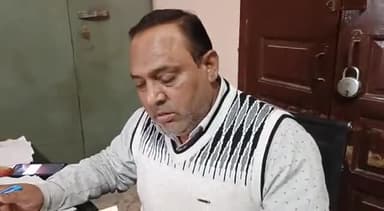 शामली: नगर पालिका में मीटिंग हॉल खोलने को लेकर किसान नेता ने की गाली गलौज व हंगामा, नगर पालिका के बाबू ने दी जानकारी