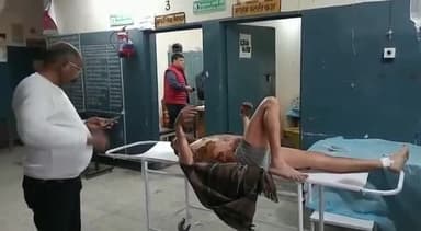 एक व्यक्ति ने सहसवान कोतवाली में लगाई आग मचा कोतवाली में हड़कंप तुरंत पुलिस स्टाफ उसे लेकर पहुंचे सीएचसी सहसवान