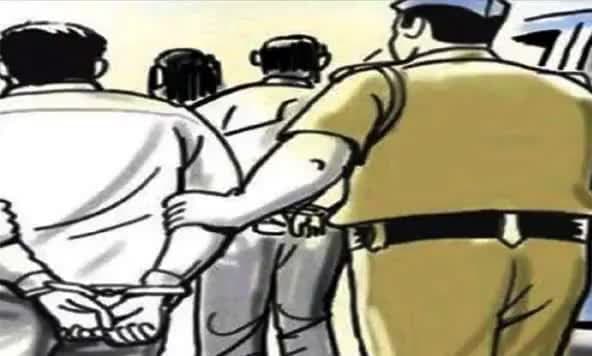 प्रयागराज 5 वर्षीय बच्चे की हत्या के मुकदमे से संबंधित #सरायइनायत पुलिस ने तीन अभियुक्त व 1 अभियुक्ता को गिरफ्तार किया।