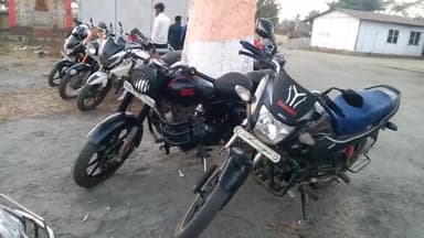 चंदवारा: पुलिस ने चंदवारा थाने के सामने चलाया वाहन जांच अभियान, 20 वाहनों से वसूला जुर्माना