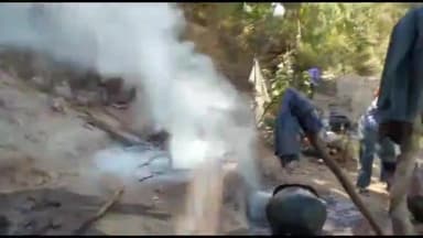 हज़ारीबाग: बड़कागांव वन विभाग ने लाजीदाग-मसूरिया जंगल में अवैध कत्था निर्माण की दो भट्ठियाँ की ध्वस्त