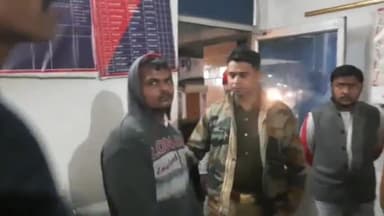 लखीमपुर: सदर कोतवाली के पास दो युवकों में हो रही मारपीट बीच-बचाव करने गए व्यक्ति पर एक युवक ने किया चाकू से हमला