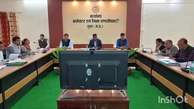 गुना नगर: कलेक्टर फ्रेंक नोबल ने कलेक्ट्रेट सभाकक्ष में की राजस्व मामलों की समीक्षा, लक्ष्य अनुसार वसूली के दिए निर्देश