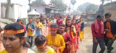 बरौली: गंगवा गांव में हनुमान मंदिर में हनुमतप्राण प्रतिष्ठा को लेकर निकाली गई कलश यात्रा