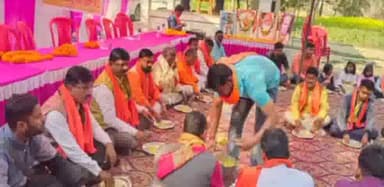 मऊ: खिरिकोटा में विश्व हिन्दू परिषद मधुबन इकाई के तत्वावधान में सहभोज कार्यक्रम का किया गया आयोजन