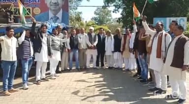 गुना नगर: कांग्रेस ने LIC दफ्तर के बाहर किया प्रदर्शन, कहा- अडानी समूह के शेयर गिरने से बैंकों और LIC में किया निवेश व ऋण खतरे में