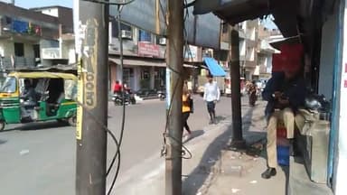 कानपुर नगर टाटमिल चौराहा के के आगे पुल पार करने के उपरांत भारत पेट्रोलियम के पास पुलिस प्रशासन की मौजूदगी यातायात नियमों