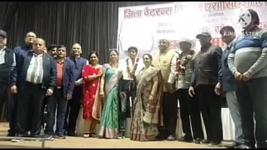 फिरोज़ाबाद: जिला वेटरन क्रिकेट एसोसिएशन द्वारा भारतीय महिला क्रिकेट टीम की खिलाड़ी सोनम यादव का पालीवाल हॉल में किया गया सम्मान