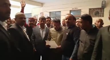 प्रतापगढ़ के लालगंज तहसील में आवारा पशुओं के संबंध में अधिवक्ताओं ने एसडीएम को सौंपा ज्ञापन