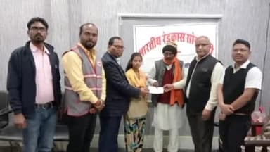 सूरजपुर रेडक्रास सोसायटी के चेयरमैनश्री आरकेओझा ने कैंसर से पीड़ितव्यक्तिश्री जगन्नाथ ताम्रकार कोआर्थिक सहायता राशि