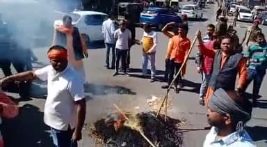 झांसी इलाइट चौराहे पर विश्व हिंदू कार्यकर्ताओं ने निकाली स्वामी प्रसाद मौर्य की अर्थी