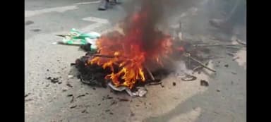 बरारी: दिघरी में CM नीतीश कुमार की समाधान यात्रा में हुआ बवाल, CM के ना मिलने से नाराज लोगों ने सड़क पर आगजनी कर किया प्रदर्शन