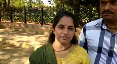 રાજકોટ પૂર્વ: ડ્રાઈવરને ચાલુ બસે એટેક આવતા જીવ જોખમમાં મૂકી લોકોને બચાવનાર 17 વર્ષીય સગીરાની માતાએ બહુમાળી નજીકથી પ્રતિક્રિયા આપી