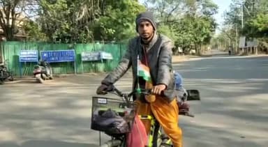 ग्वालियर गिर्द: जिले में पहुंचा साइकिल से देश भर के धार्मिक स्थलों की यात्रा पर निकला सिलीगुढी का करण