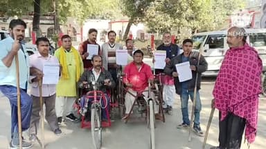 चुनार: डूडा के खिलाफ उत्तर प्रदेश विकलांग सेवा समिति के कार्यकर्ताओं ने डीएम कार्यालय पर किया विरोध प्रदर्शन, DM को दिया ज्ञापन