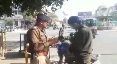 हरिद्वार: चंद्राचार्य चौक पर पुलिस ने सघन वाहन चेकिंग अभियान चलाकर हेलमेट न पहनने वाले दोपहिया वाहन चालकों पर की चालानी कार्रवाई