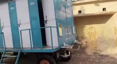 हिलसा: रामबाबू हाईस्कूल परीक्षा केंद्र पर नगर परिषद के द्वारा की गई चलंत शौचालय की व्यवस्था