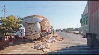 शिवपुरी नगर: सिरसोद चौराहा पर चलते हुए भूसे से भरे ट्रक की फटी त्रिपाल, हादसा टला