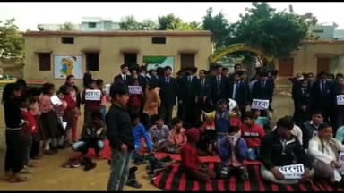 गाज़ियाबाद: शालीमार गार्डन में पानी की टंकी जर्जर होने पर स्कूली बच्चे और स्थानीय लोग नगर निगम के खिलाफ धरने पर बैठे