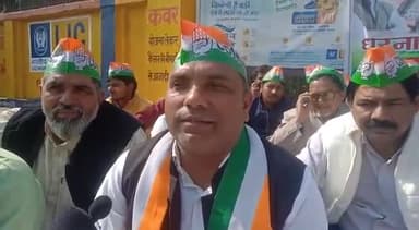 अमरोहा: बंबूगढ़ चौराहे पर एलआईसी कार्यालय के दफ्तर में मोदी सरकार के विरोध में धरने पर बैठे कांग्रेस जिलाध्यक्ष
