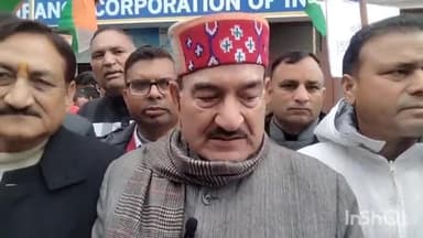 मंडी: SBI व LIC ऑफिस के बाहर विरोध प्रदर्शन में बोले कांग्रेस के वरिष्ठ नेता कौल सिंह ठाकुर-अडानी को बचा रही मोदी सरकार