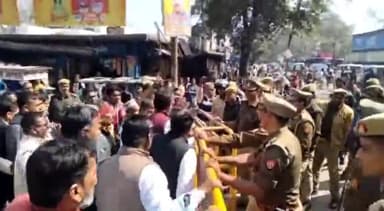 रायबरेली: कांग्रेस कार्यालय के सामने सैकड़ों कांग्रेसियों ने LIC व SBI का पैसा अडानी को अवैध रूप से दिए जाने को लेकर किया प्रदर्शन