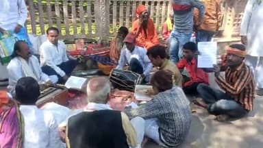 कटनी नगर: कलेक्ट्रेट के बाहर कनवारा की मां दिशहाई समिति के सदस्य लखनऊ में रामचरितमानस की प्रतियां जलाने का कर रहे विरोध.