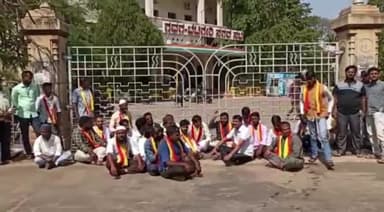 ಗದಗ: ಪಟ್ಟಣದಲ್ಲಿ ಕುಡಿಯುವ ನೀರು, ಸಮರ್ಪಕ ಒಳಚರಂಡಿ ಸೇರಿ 9 ಬೇಡಿಕೆಗಳ ಈಡೇರಿಕೆಗೆ ಪುರಸಭೆ ಮುಂದೆ ಪ್ರತಿಭಟನೆ