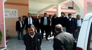 रायबरेली: कलेक्ट्रेट के अधिवक्ताओं ने सदर तहसीलदार के खिलाफ खोला मोर्चा, कार्यों में हीला-हवाली को लेकर की गई नारेबाजी