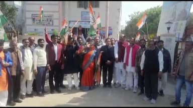 प्रतापगढ़: अडानी मामले को लेकर कांग्रेस कार्यकर्ताओं ने एलआईसी ऑफिस के सामने किया विरोध प्रदर्शन