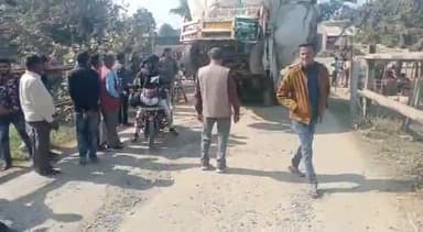 गोंडा: पारासराय रेलवे क्रासिंग के पास भूसा लदे वाहन में आई खराबी से आवागमन बाधित