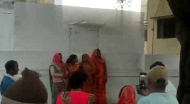 बदलापुर: कस्तूरीपुर स्थित गढ़वाघाट आश्रम में दर्शन करने के लिए आई महिला के गले से चेन छीनकर भाग रही 2 महिलाओं को लोगों ने पकड़ा