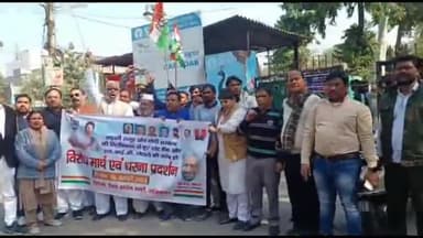 गाज़ियाबाद: नवयुग मार्केट स्थित एसबीआई बैंक पर गौतम अडानी के खिलाफ कार्रवाई को लेकर कांग्रेसियों ने किया प्रदर्शन