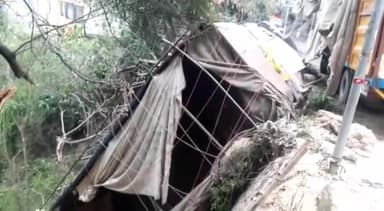 बिलासपुर सदर: लेक व्यू कैफे के पास अनियंत्रित होकर खाई में गिरा तुड़ी से भरा एक ट्राला, चालक व परिचालक हुए घायल