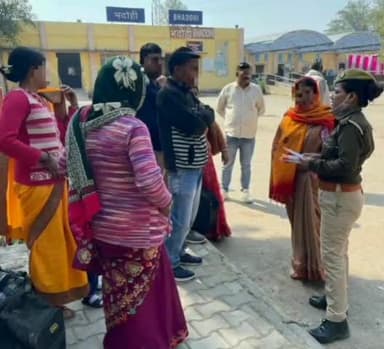भदोही: महिला पुलिसकर्मियों ने भदोही रेलवे स्टेशन परिसर में महिलाओं व बालिकाओं को सुरक्षा के प्रति किया जागरूक