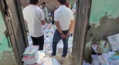 हसनपुर: कनेटा गांव में एक मकान से ट्रक में भरी जा रही थीं 2022-23 सत्र की सरकारी किताबें, अध्यापक व पुलिस ने पकड़ी