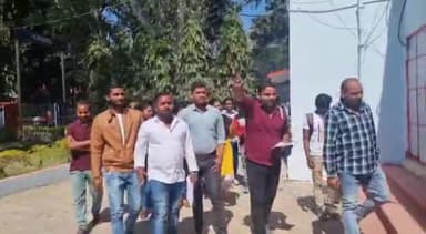 अंबिकापुर: लखनपुर फार्मेसी कॉलेज के छात्रों को छात्रवृत्ति दिलाने की मांग कर NSUI में संत गहिरागुरु विवि के कुल सचिव को सौपा ज्ञापन