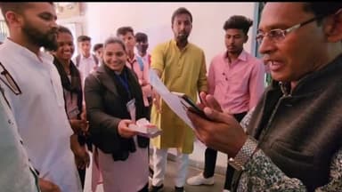 सूरजपुर: महाविद्यालय के छात्राओं ने पीडब्ल्यूडी अधिकारी को सौंपा ज्ञापन