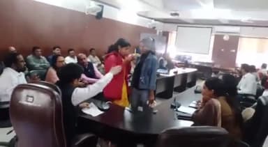 होशंगाबाद नगर: एसडीएम ऑफिस में प्रकरण की नकल देने के लिए कटवा रहे चक्कर, कलेक्टर के सामने जनसुनवाई में पीड़िता ने रोते हुए लगाई गुहार