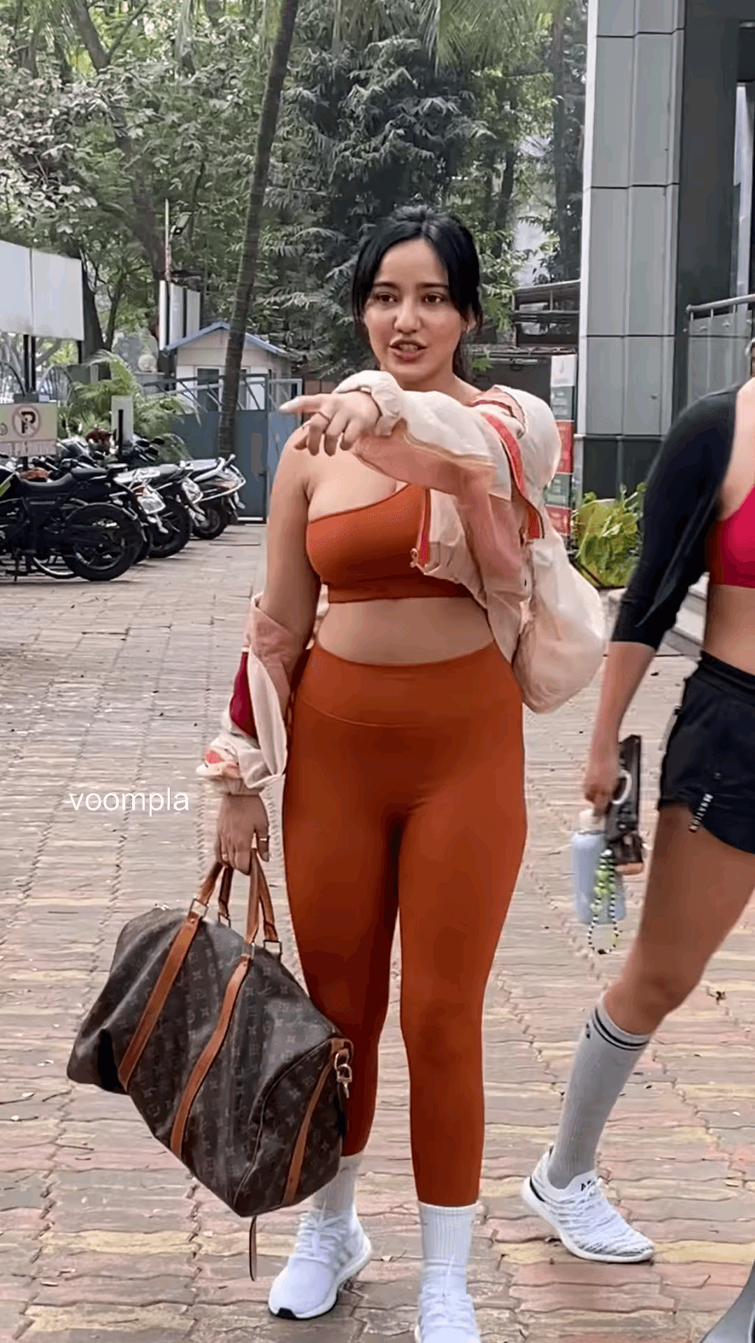 मुंबई में नेहा शर्मा दिखी अपनी बहन के साथ #bollywood #NehaSharma #mumbai #GwaliorNews